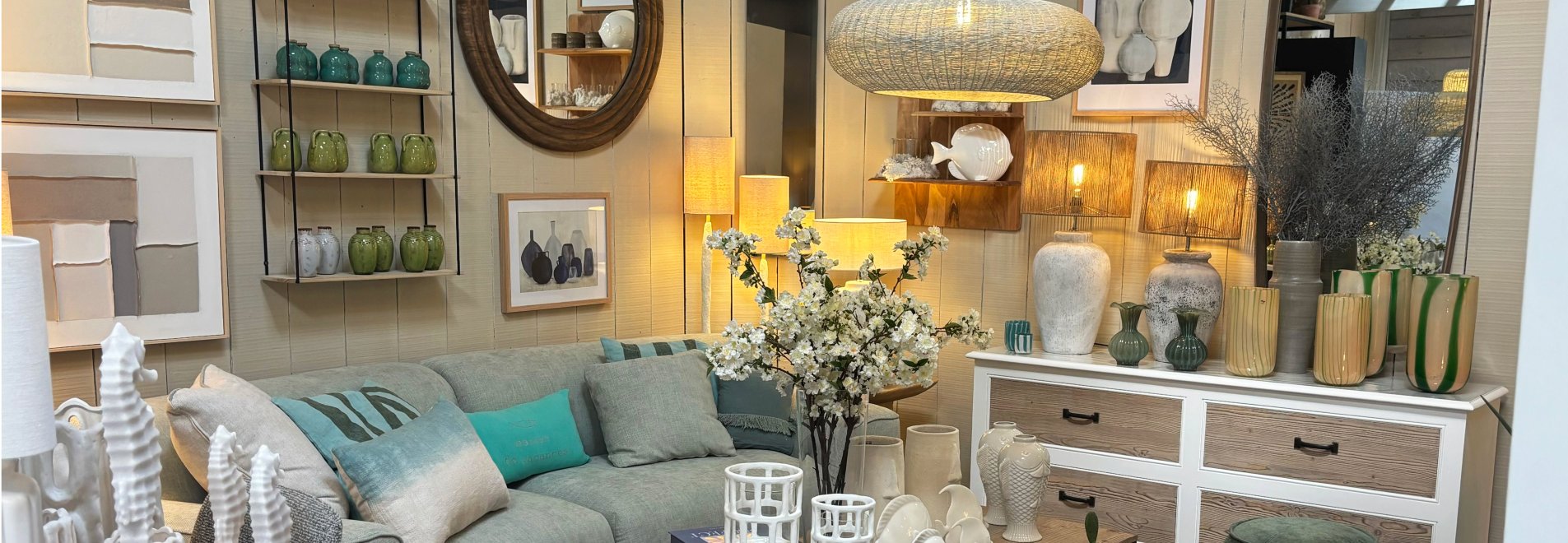 salon, canapé, commode en bois bi colore blanche et bois clair, miroir en bois rond, en impriration avvec des teinte bleu ciel qui rappel un esprit mer