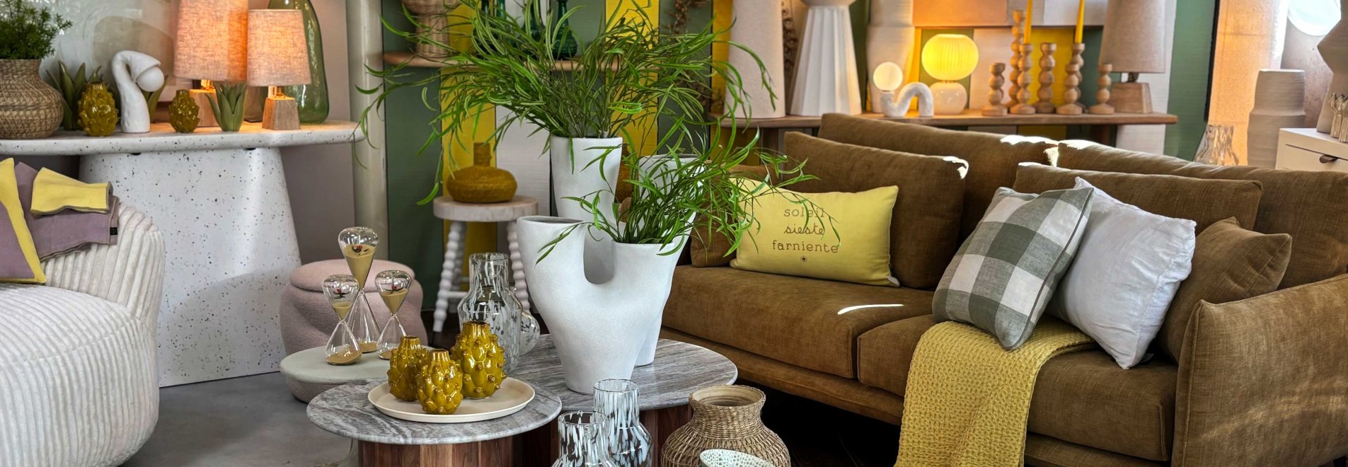 salon, canapé sits en velours jaune, table basse en plateau marbre et pied bois, un esprit printanier 