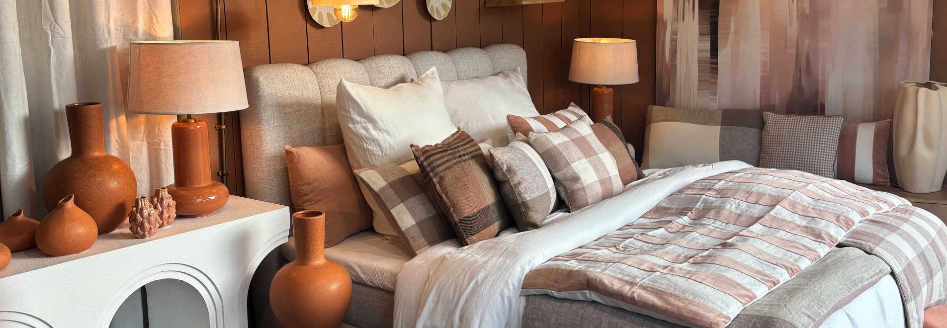une chambre au teinte terra cotta, blanche et rose, une parrue de lit en voile de coton blanche, des edredons hoamy à rayure blanche et rose